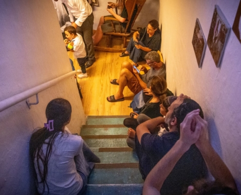 אזרחים בחדר מדרגות בזמן נפילות טילים