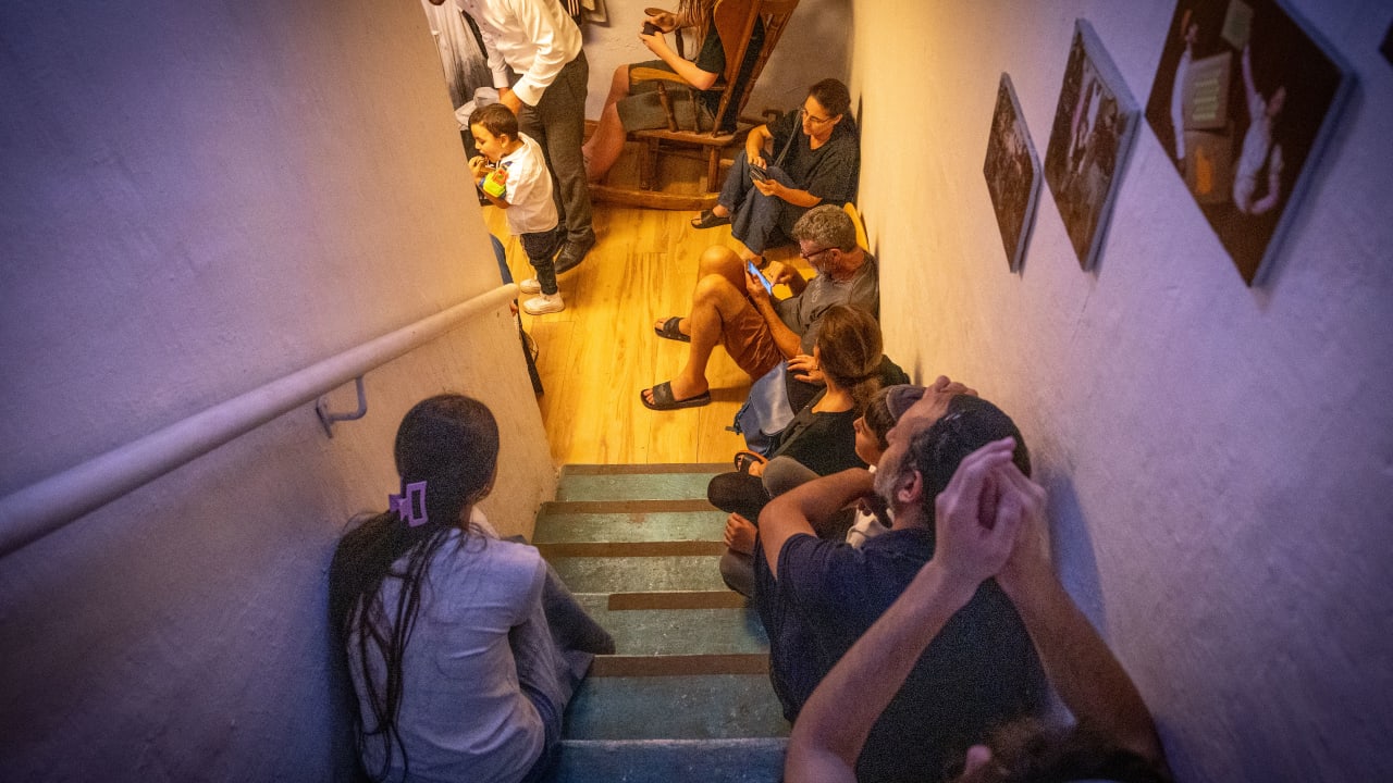 אזרחים בחדר מדרגות בזמן נפילות טילים
